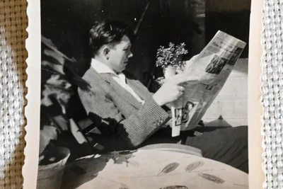 Günter Weiß in jungen Jahren mit Zeitung.