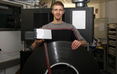 Vergangenheit und Gegenwart liegen weit auseinander: Bis zu acht Kilometer lang ist eine Filmrolle. Heute kommen die Kino-Streifen von einer Festplatte - nicht größer als eine Videokassette. In Schwarzenberg bedient Vorführer Tomas Mach einen neuen 4K-Projektor (hinten im Bild).