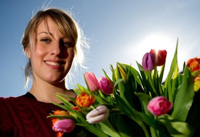 Frau mit Tulpenstrauß
