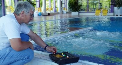 Joachim Petzold, technischer Leiter der Silber-Therme, nimmt regelmäßig Wasserproben. Wasserfall und Massage-Düsen sind täglich in Betrieb, damit das Wasser in den Leitungen nicht verkeimt. 