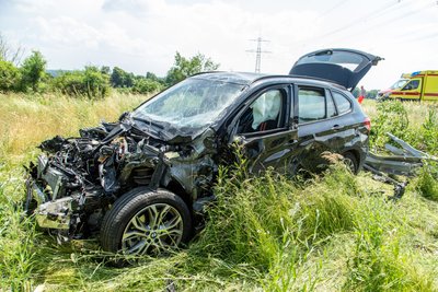 Der BMW ist Totalschaden.