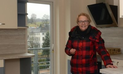 Renate Leucht in einer der neuen Küchen mit Blick auf den früheren "Ellefelder Markt": Ab nächste Woche wird hier gekocht. 