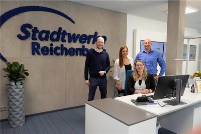 Teamleiter Kommunikation Christopher Reißmann und die Service-Mitarbeiterinnen Jessica List und Nadine Pursch sowie Janko Rynduch (von links) vom Vertrieb präsentieren die neuen Räume der Stadtwerke.
