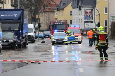 Ein Wasserrohrbruch setzte die Zwickauer Straße unter Wasser.