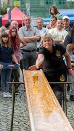 Carolin Schneider-Delau vom Peniger Brauverein ließ es sich nicht nehmen, beim Stadtfest am Maßkrugschieben um den Bierkrug des Bürgermeisters teilzunehmen.