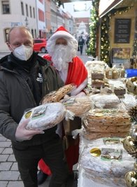 Billy Roth von der Bäckerei Bären-hecke verkauft die letzten Stollen.