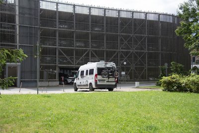 Mini-Fläche im Schatten des Parkhauses: Das bisherige Areal für Wohnmobile in Bad Elster erfüllt die Anforderungen heutiger Camping-Urlauber nicht.