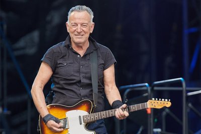 Bruce Springsteen auf der Bühne im Hamburger Volksparkstadion. Inzwischen ist er 75 Jahre alt.