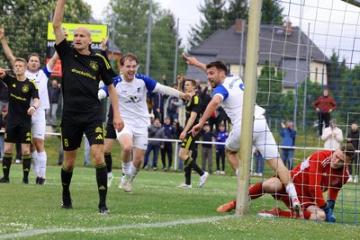 Der VfB Empor jubelt, Rabenstein hadert. Domenic Knoll (rechts) erzielte hier gerade den Ausgleich für Glauchau. Lucien Hertel (Mitte) ließ später den Siegtreffer folgen.
