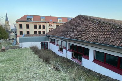 Die Zweifelder-Turnhalle an der Schulstraße (rechts) gehört zu den fünf städtischen Sporthallen. Davon gibt es drei in Lengenfeld selbst und jeweils eine in Waldkirchen und in Schönbrunn.