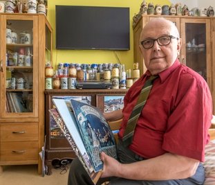 Frank Vogel hört in seinem kleinen Reich gern Schallplatten, schaut Fernsehen und erfreut sich an seinen gesammelten Bierkrügen und Figuren der erzgebirgischen Volkskunst. Doch am liebsten geht er nach draußen. Umso schwerer fallen ihm Ausgangsbeschränkungen.