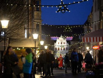 Stimmungsvolle Beleuchtung, Krapfenduft und ein Weihnachtsmann in Sicht: Der Verkauf verderblicher Weihnachtsnaschereien auf der Burgstraße in Freiberg ist gut gelaufen. 