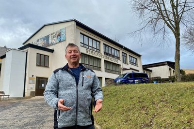 Bürgermeister Thomas Schurig vor der Gemeindeverwaltung in Dorfchemnitz.