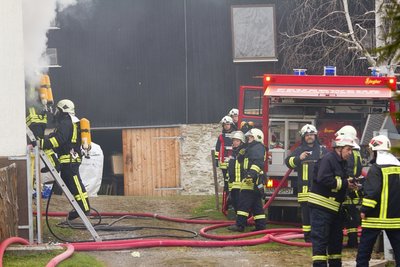 Ein vermisster Bewohner wurde schwerverletzt aus seiner Erdgeschosswohnung geborgen.