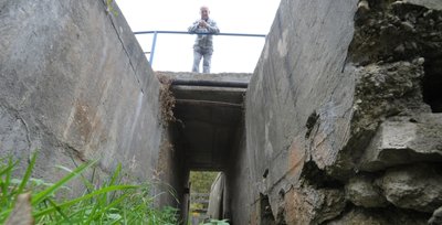 Willi Peters von der Garnsdorfer Hauptstraße 106 an der Brücke, die als Zufahrt zu den Wohnhäusern dient. Auch er ist über den schlechten Zustand der Überführung verärgert.