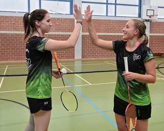 Die Niederwürschnitzer Badminton-Aktiven - im Bild Annika Hofmann (links) und Annika Schreiber - haben sowohl gegen Dresden als auch gegen Zittau nichts anbrennen lassen. 