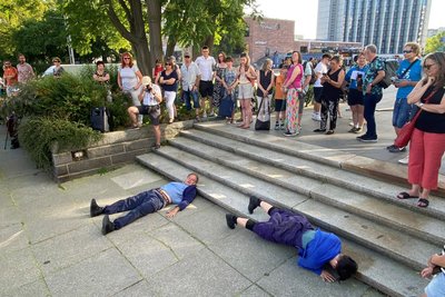 Das Ensemble Cie Ex Nihilo betanzte am Samstagabend beim Marx-Monument unter anderem Treppen und Straßenschilder.