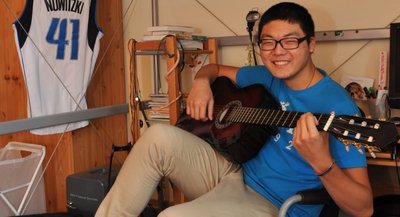 Ting-Yi "Mike" Lin spielt gern Piano - da es bei seiner Gastfamilie keines gibt, greift er eben zur Gitarre.