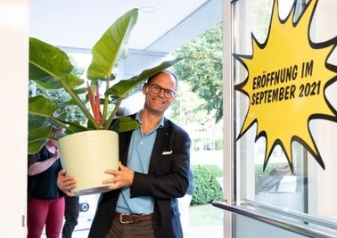 Foto oben: Anne Zimmert, André Uhlig und Maja Ulrich (v.l.) organisierten die "Viavention"-Tagung. Foto links unten: Anwältin Annemarie Rott (l.), Weinhändlerin Sylke Rothe (2.v.l.) und Apothekerin Imke Christiansen-Becker (r.) mit Klaus Süß und dessen Lebensgefährtin Christina Solbrig. Foto rechts unten: Unternehmer Malte Laub.
