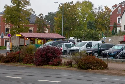 Der Tatort: Der Imbiss neben einem Autohandel an der Ecke Reusaer Straße/Röntgenstraße in Plauen. 
