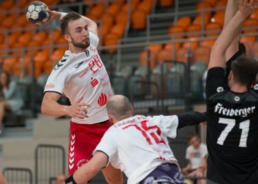 Matyas Mandaus beim Wurf. Er und seine Teamkollegen vom HC Einheit Plauen wollen sich mit einem Heimsieg gegen Wittenberg-Piesteritz aus der Mitteldeutschen Handball-Oberliga verabschieden.