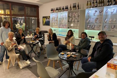 Silke Wolf vom Geschäft „Stein und Wein“ in der Freiberg mit den „Ladengeflüster“-Gästen.