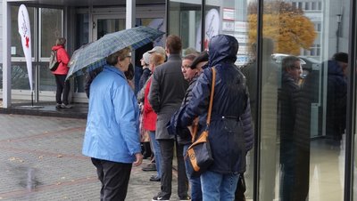 Warteschlage vorm Eingang zur Impfstelle im Autohaus Lueg an der Schubertstraße. 