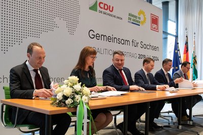 Unterzeichnete mit Landeschef Michael Kretschmer Ende 2019 für die CDU den Koalitionsvertrag: Christian Hartmann (3. von l.), genauso wie für die Grünen Wolfram Günther und Katja Meier und für die SPD Martin Dulig und Dirk Panter.