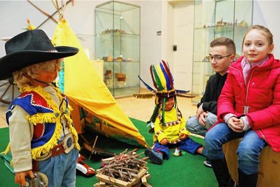 Die siebenjährige Ella und ihre großer Bruder Paul aus Werdau sitzen am Lagerfeuer vor dem Indianertipi. 