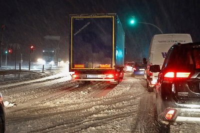 Auf der B180, Auffahrt zur A4 Hohenstein-Ernstthal in Richtung Chemnitz, stand am Mittwochmorgen ein Lkw auf schneeglatter Fahrbahn.