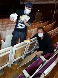 Hartmuth Gottschling (l.) und Maik Sorms präsentieren die entdeckten Theaterkarten.