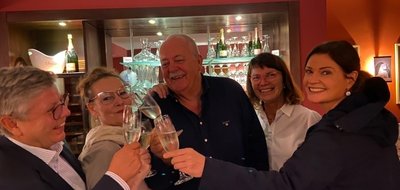 Foto oben: Anne Zimmert, André Uhlig und Maja Ulrich (v.l.) organisierten die "Viavention"-Tagung. Foto links unten: Anwältin Annemarie Rott (l.), Weinhändlerin Sylke Rothe (2.v.l.) und Apothekerin Imke Christiansen-Becker (r.) mit Klaus Süß und dessen Lebensgefährtin Christina Solbrig. Foto rechts unten: Unternehmer Malte Laub.