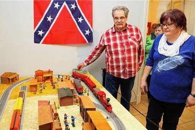 Ramona und Andreas Reißmann aus Greiz haben viele Exponate zur Verfügung gestellt. 