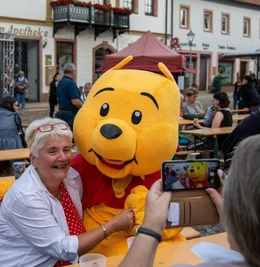 Das Bär-Maskottchen war nicht nur bei jüngeren Besuchern gefragt. Auch die Penigerin Petra Rosin ließ sich mit ihm fotografieren.
