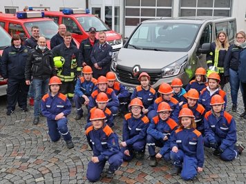 Mitglieder der Jugendfeuerwehr Oberstadt und des Glauchauer Feuerwehrvereins kaufen im Autohaus Bräutigam ein neues Fahrzeug.