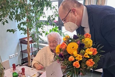Plauens Oberbürgermeister Steffen Zenner gehörte am Mittwoch zu den Gratulanten vo Johanna Zeidler. 