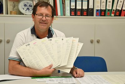 Viel Zettelwirtschaft zur Kontrolle: Haiko Stäbler, der Vorsitzende des Spielausschusses beim KVF Mittelsachsen, muss bei der Erstellung der Spielpläne einige Faktoren berücksichtigen. 