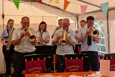 Die Musikkapelle der Feuerwehr Niederbobritzsch sorgte für Unterhaltung im Festzelt.