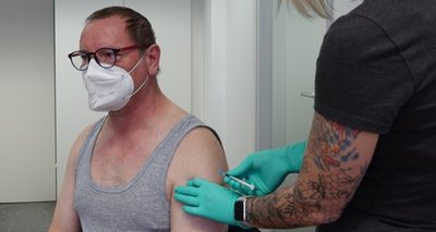 "Freie Presse"-Fotograf Mario Dudacy erhält seine Booster-Impfung.