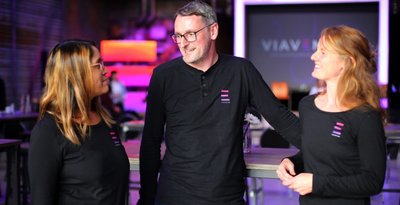 Foto oben: Anne Zimmert, André Uhlig und Maja Ulrich (v.l.) organisierten die "Viavention"-Tagung. Foto links unten: Anwältin Annemarie Rott (l.), Weinhändlerin Sylke Rothe (2.v.l.) und Apothekerin Imke Christiansen-Becker (r.) mit Klaus Süß und dessen Lebensgefährtin Christina Solbrig. Foto rechts unten: Unternehmer Malte Laub.