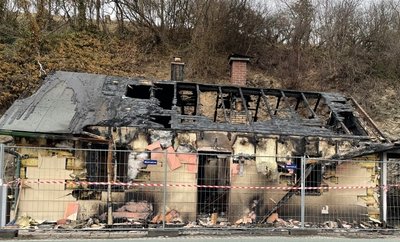 Das Haus der Wurzers in Regnitzlosau brannte komplett aus, während das Ehepaar im Spanien-Urlaub war. 