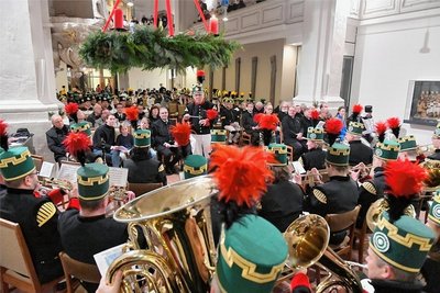 Mettenschicht in der Petrikirche mit Pfarrer Michael Stahl und dem Bergmusikkorps Freiberg unter der Leitung von Jens Göhler 