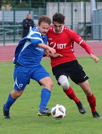 In dieser Szene versucht Annabergs Luca Lautz (r.), Flöhas Dennis Baude zu stoppen. 