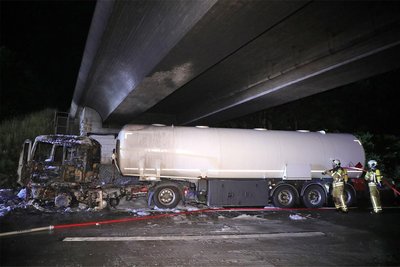 Das Führerhaus des Tanklastzugs ist völlig ausgebrannt.