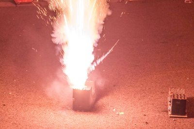 Vermutlich durch Feuerwerkskörper wurde die Briefkastenanlage gesprengt.
