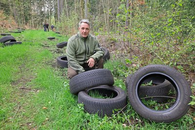 Revierförster Frank Günther hat die illegale Entsorgung von über 100 Reifen angezeigt.