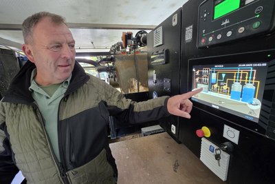 Jörg Schmidt (Foto) und seine Mitarbeiter setzen beim Leitungsbau zwischen Adorf und Bad Brambach auf grabenlose Bauweise und eine Bodenrecycling-Maschine mit Siebtechnik.