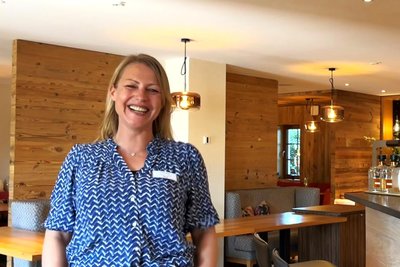Caroline Heller ist die Hoteldirektorin vom Waldhotel Kreuztanne.