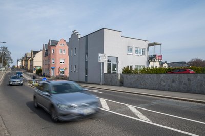 Der Zugang zur Praxis befindet sich oben an der Schillerstraße.
