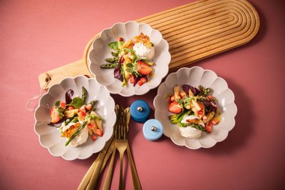 Spargeleis mit Parmesan-Schinken-Chip auf gebratenem grünen und weißen Spargel, Blattsalat, Vinaigrette und Erdbeeren.